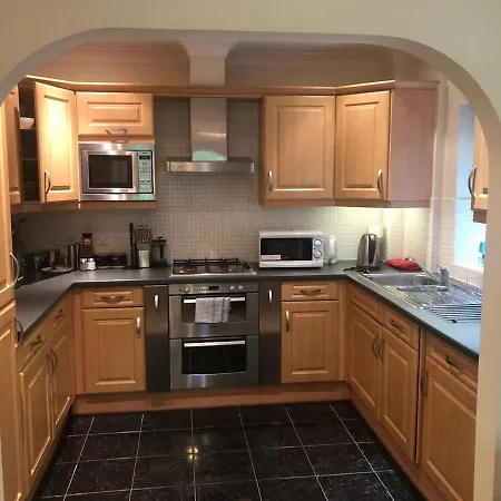 Lovely 2 Bedroom 2 Baths Flat With Free Parking Basingstoke Exterior photo