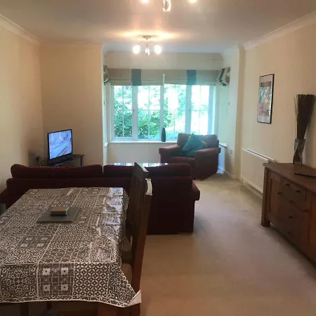 Lovely 2 Bedroom 2 Baths Flat With Free Parking Basingstoke Exterior photo